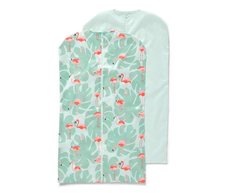 Deux housses de protection pour vêtements. L'une est vert clair avec des motifs de flamants roses et de feuilles, l'autre est vert clair.