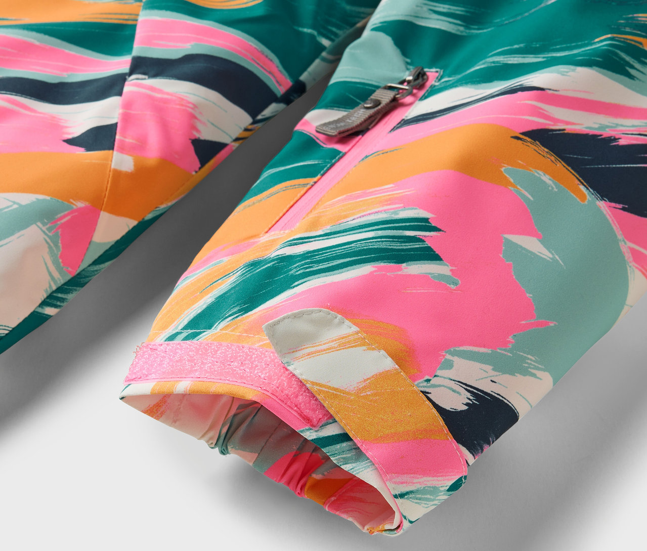 Détail d'une veste colorée avec un motif abstrait.