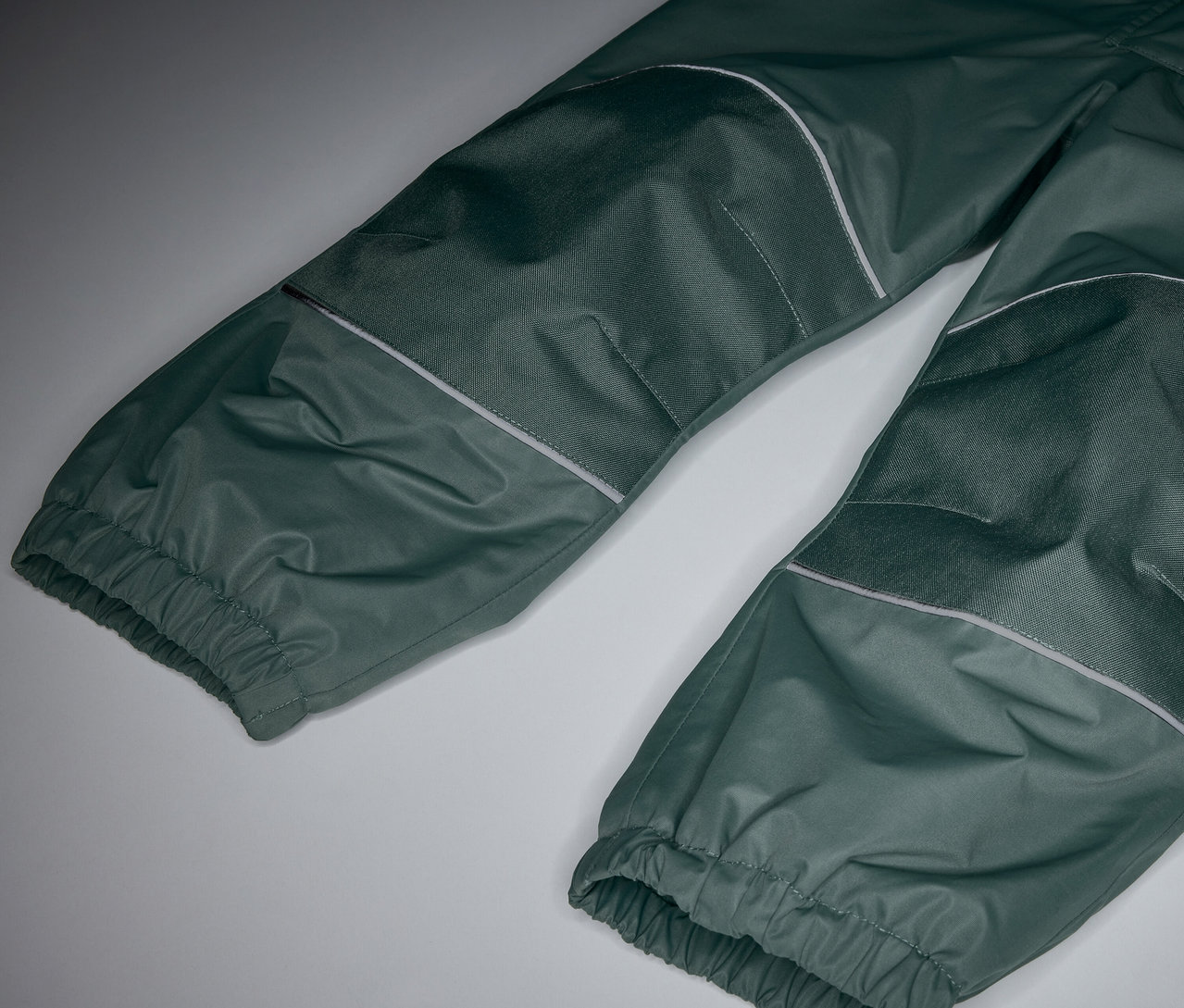 Gros plan sur un pantalon de pluie thermique pour enfant.