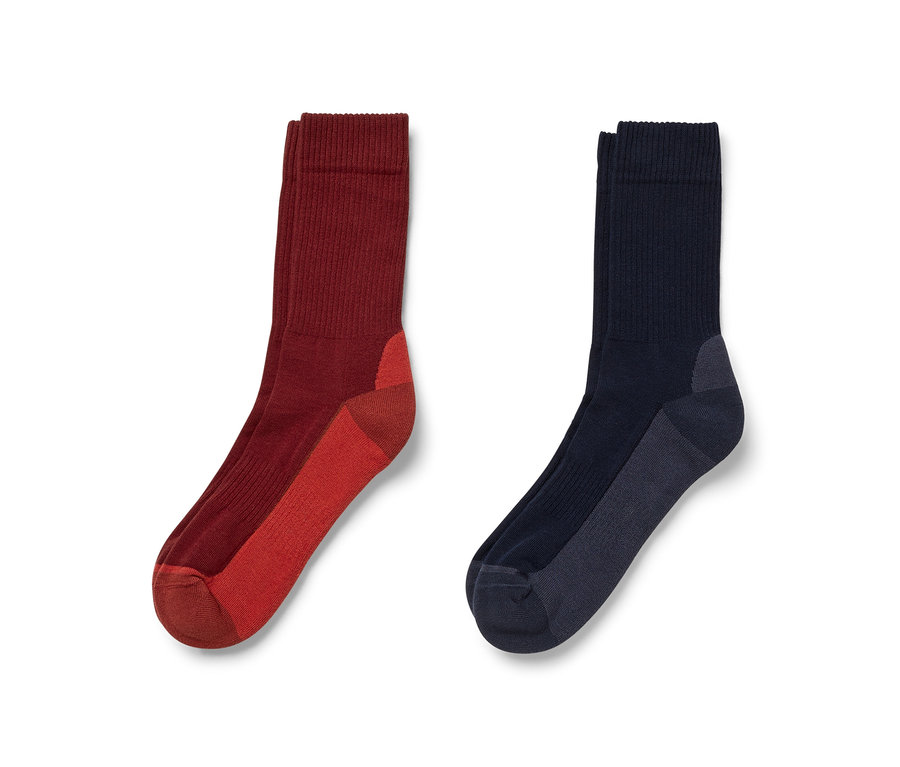 Deux paires de chaussettes d'extérieur : une paire est bordeaux et rouge, l'autre paire est bleu foncé et grise.