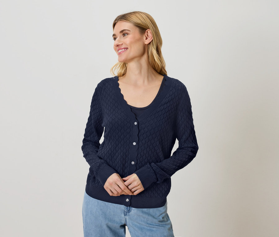 Femme portant un cardigan bleu marine et un jean.