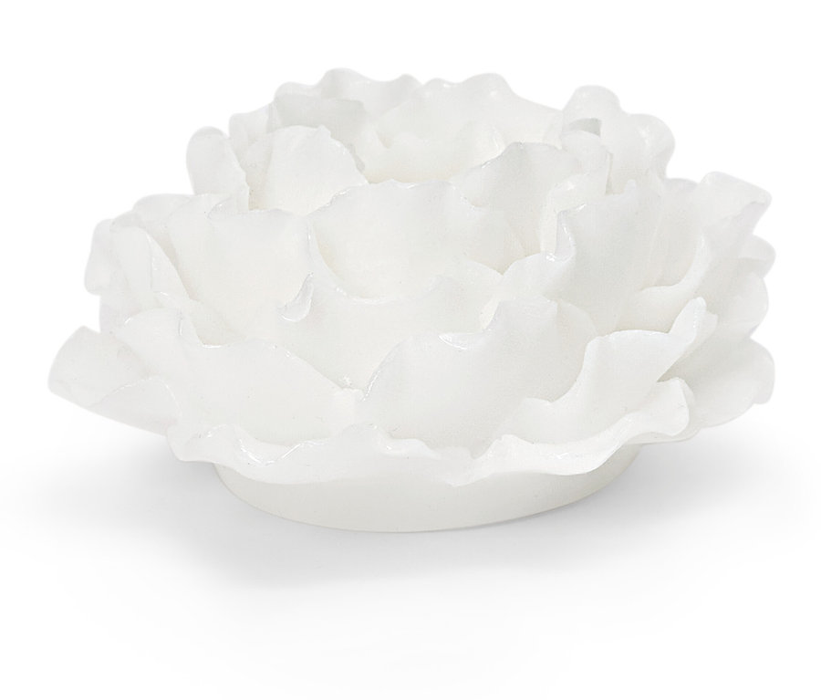 Bougie décorative blanche en forme de fleur sur fond blanc.