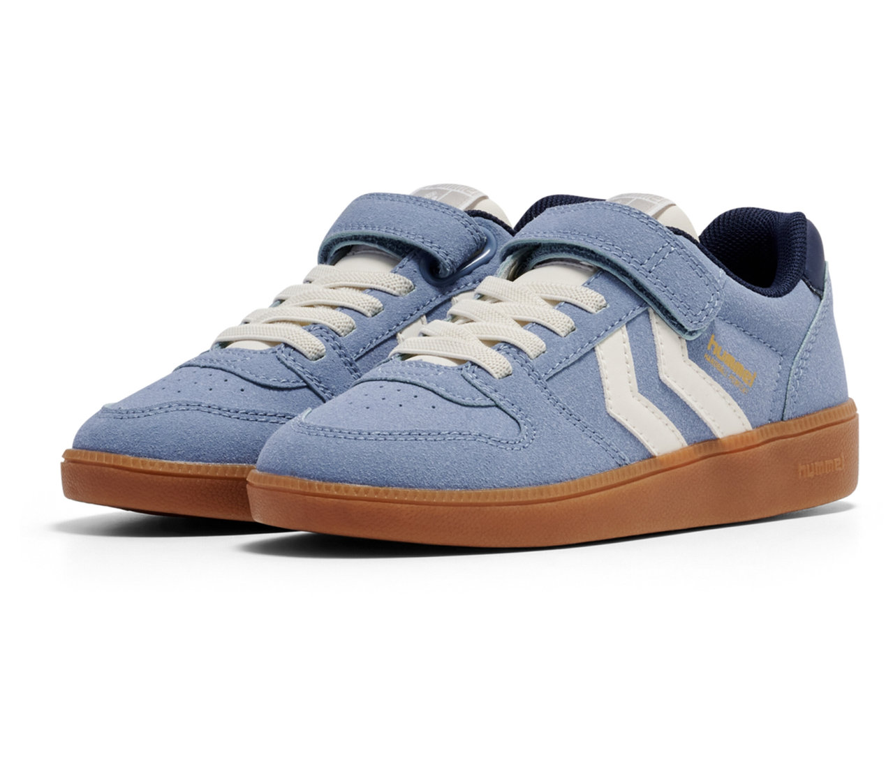 Deux baskets bleues hummel® Handball Perfekt CL JR avec fermeture velcro et lacets blancs se tiennent côte à côte.