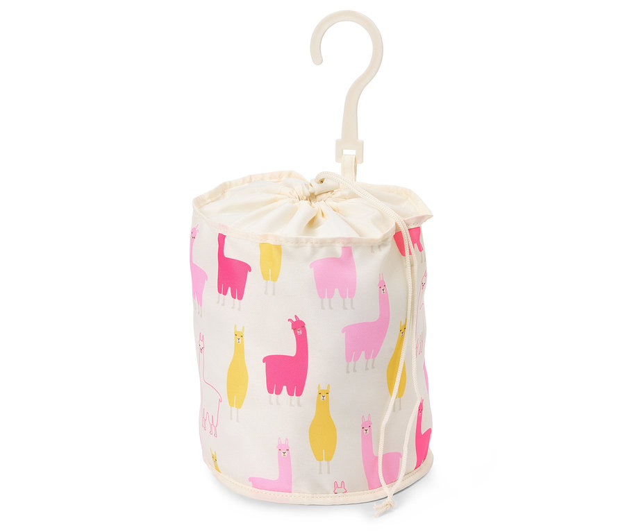 Un panier à linge cylindrique avec un cintre et un motif de lama en jaune et rose.