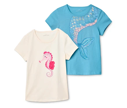 Deux t-shirts sont superposés. L'un est beige clair avec un hippocampe rose, l'autre est bleu clair avec un motif de sirène.