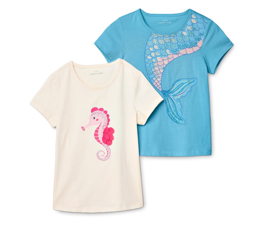 Deux t-shirts sont superposés. L'un est beige clair avec un hippocampe rose, l'autre est bleu clair avec un motif de sirène.