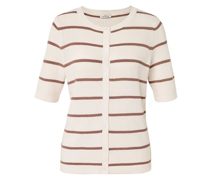 Gilet en tricot crème à rayures marron avec manches courtes, fermé par des boutons blancs.