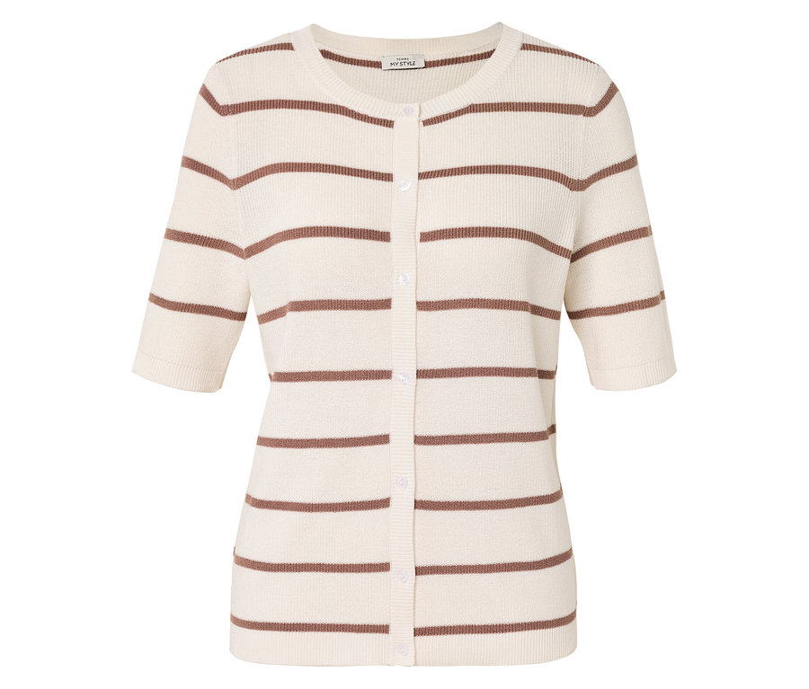 Gilet en tricot crème à rayures marron avec manches courtes, fermé par des boutons blancs.