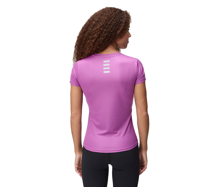 Vue arrière d'une femme aux cheveux bouclés portant un haut de sport violet et un legging noir.