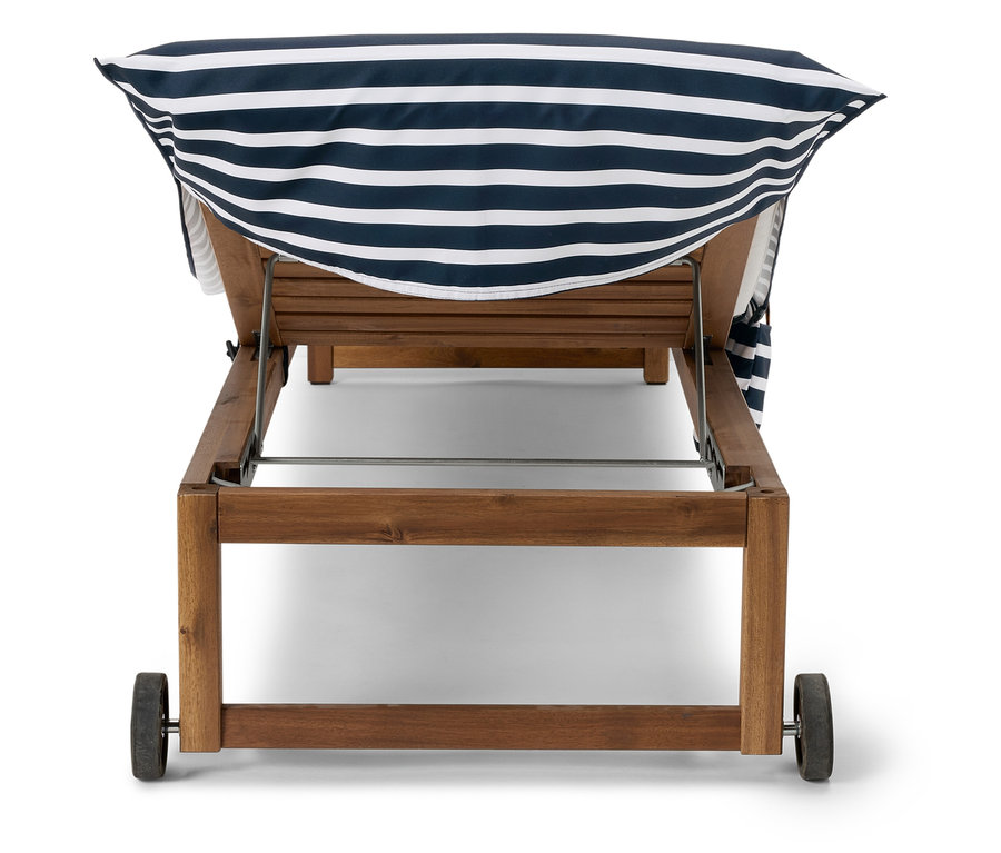 Chaise longue en bois avec coussin à rayures bleues et blanches, vue du dessous.