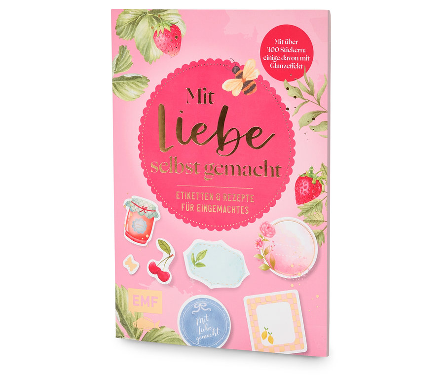 Le livre «Mit Liebe selbstgemacht» avec des illustrations de fraises et de pots de confiture repose sur une surface blanche.