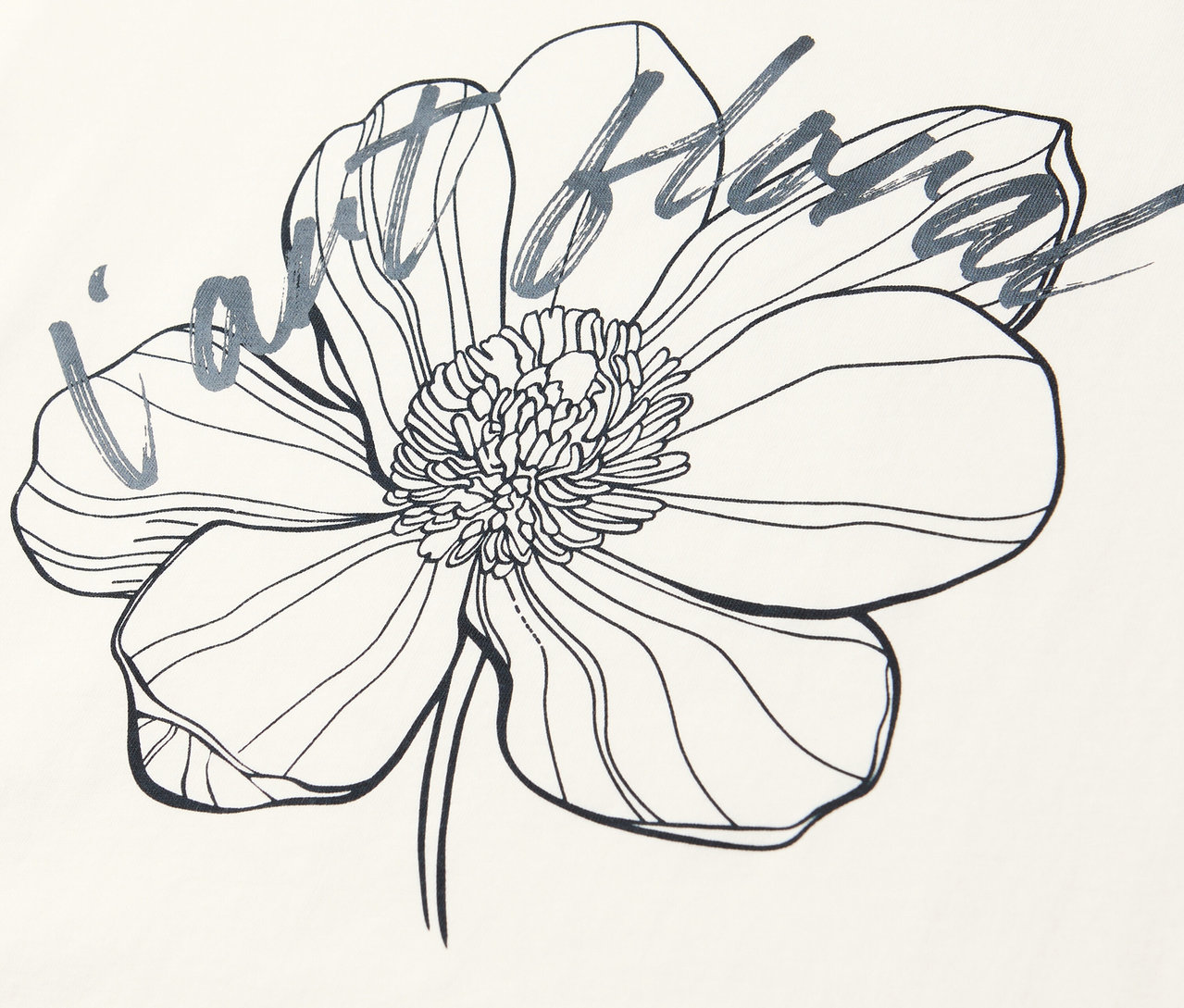 Gros plan sur un t-shirt Street One avec un motif floral et une inscription.