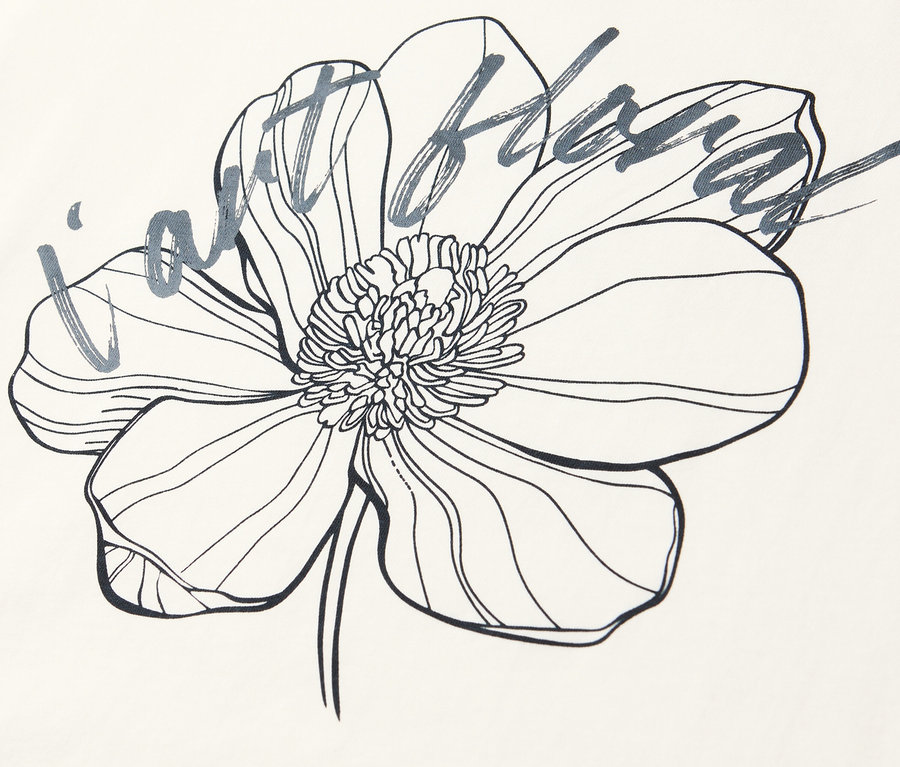 Gros plan sur un t-shirt Street One avec un motif floral et une inscription.