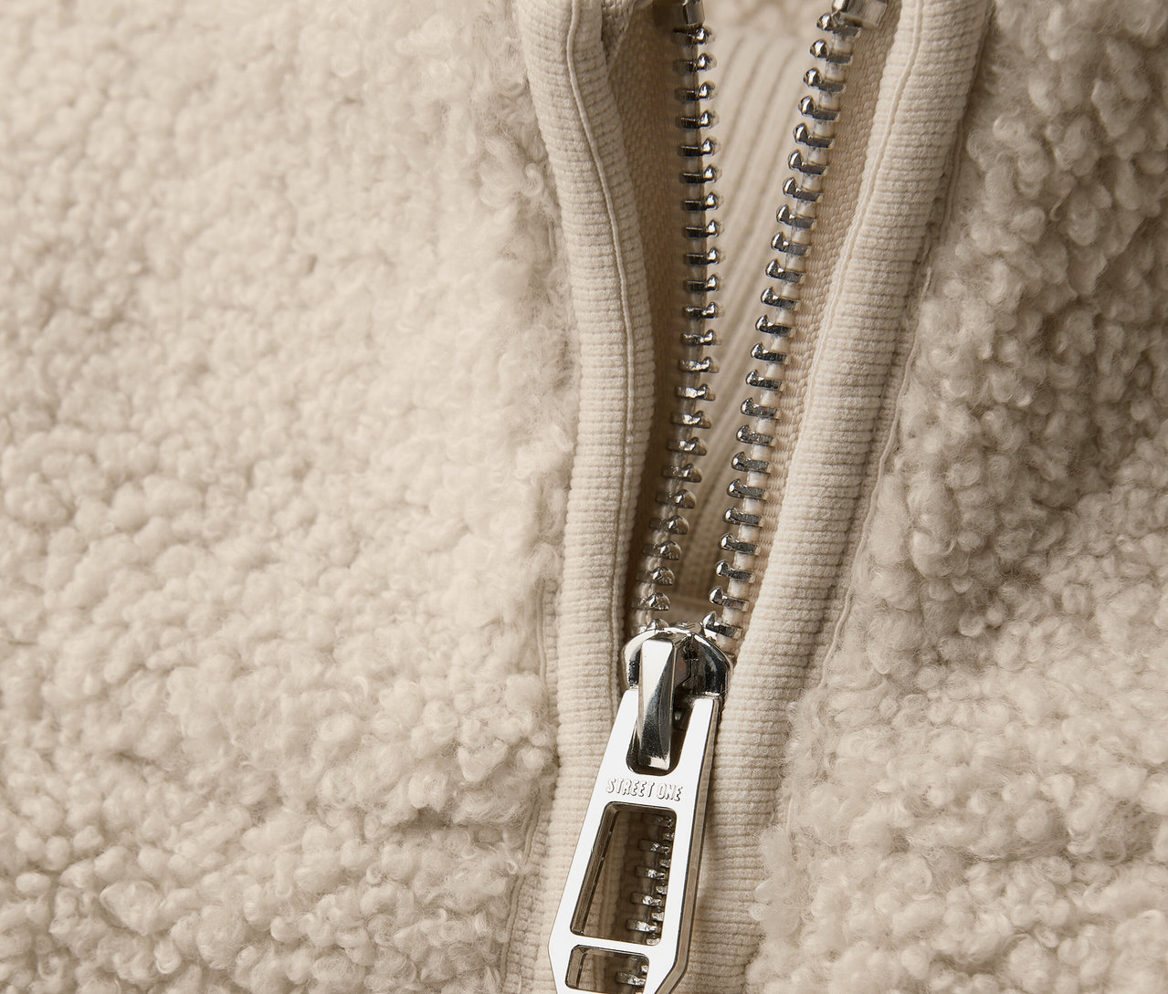 Gros plan sur une veste en teddy Street One avec fermeture éclair.