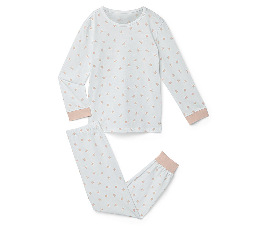 Un pyjama blanc avec des étoiles roses sur un fond blanc.