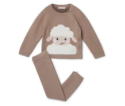 Cardigan et leggings beiges avec motif de mouton.