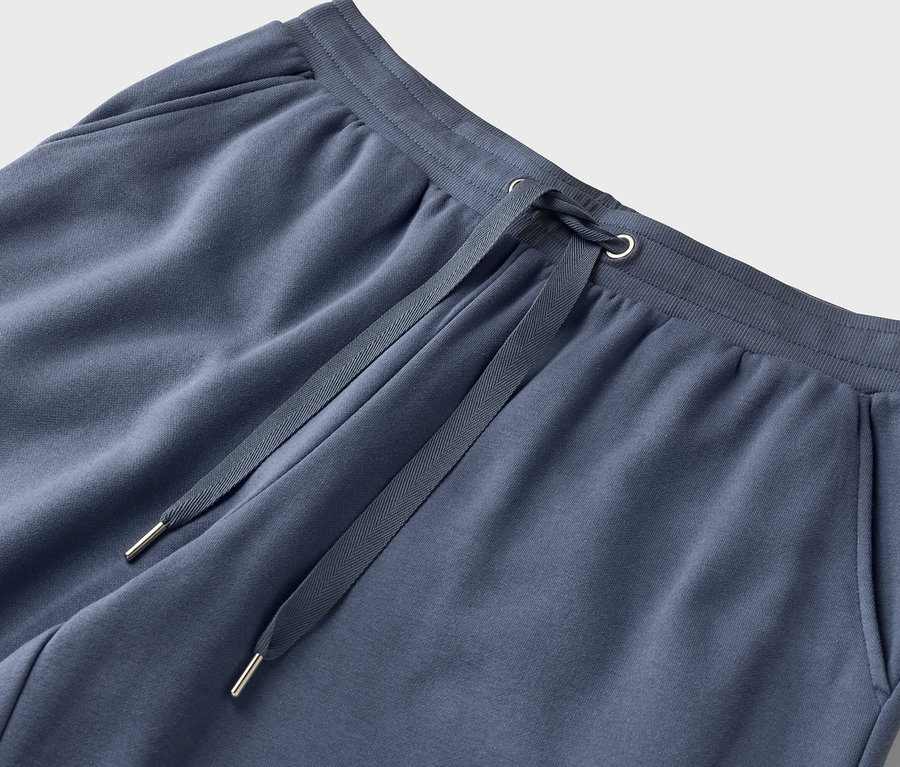 Gros plan d'un pantalon de jogging bleu avec cordon de serrage.