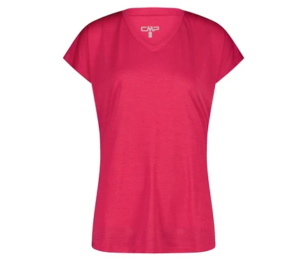 Gros plan d'un t-shirt rose à manches courtes et col en V avec un petit logo sur la poitrine.