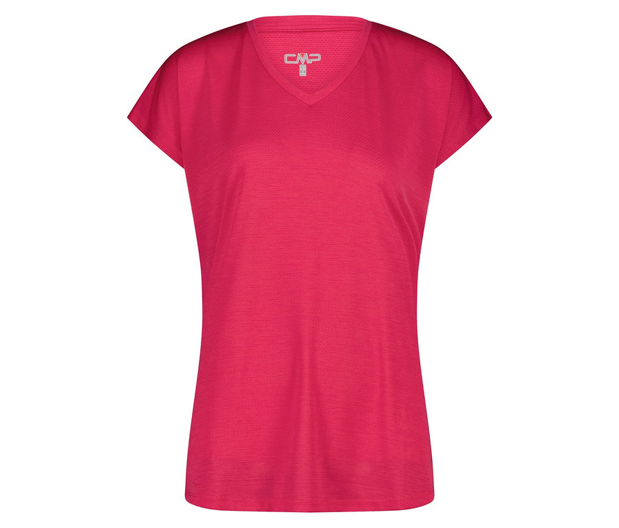 Gros plan d'un t-shirt rose à manches courtes et col en V avec un petit logo sur la poitrine.