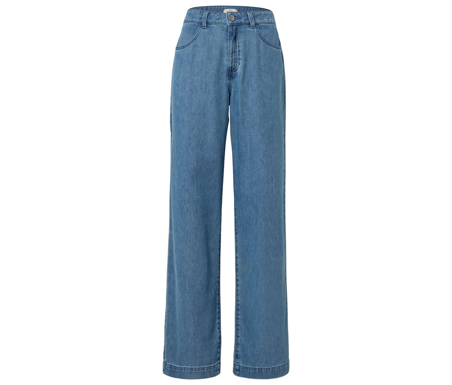 Jean bleu clair à coupe large, posé à plat.