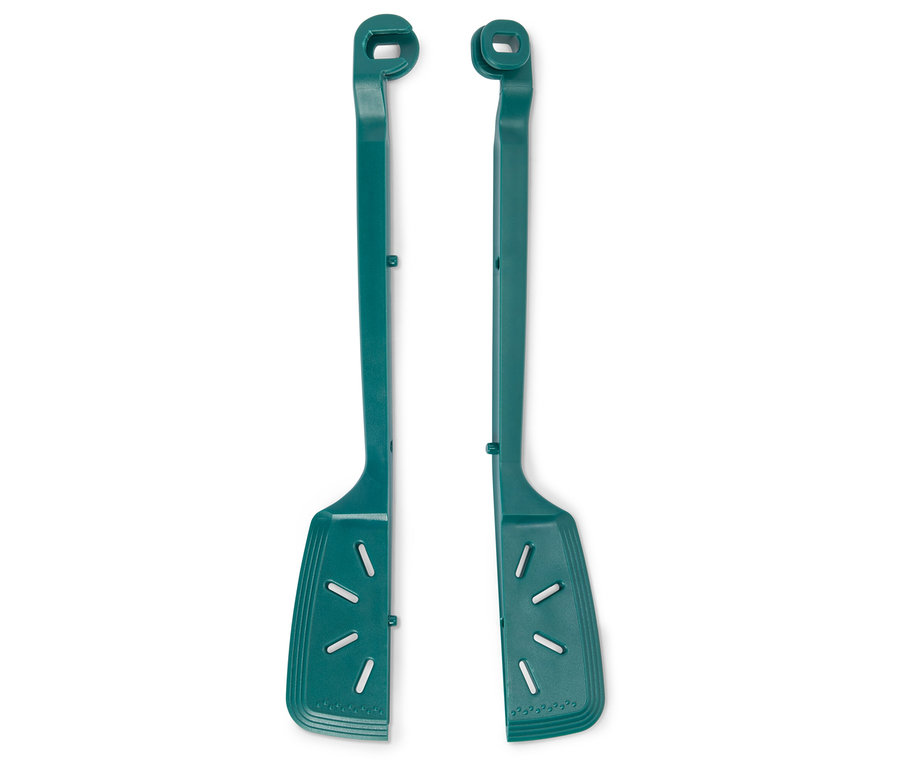 Deux spatules de barbecue vertes sont placées côte à côte sur un fond blanc.