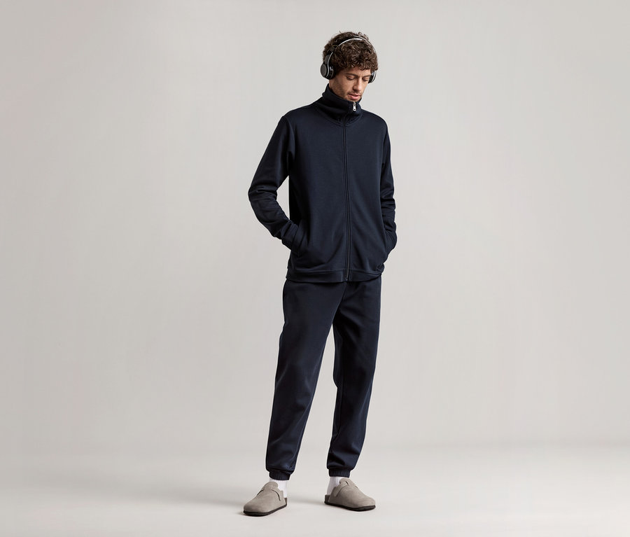 Homme portant un Survêtement d’intérieur bleu marine avec un casque.