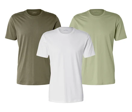 Trois t-shirts olive, blanc et vert clair sont côte à côte sur un fond blanc.