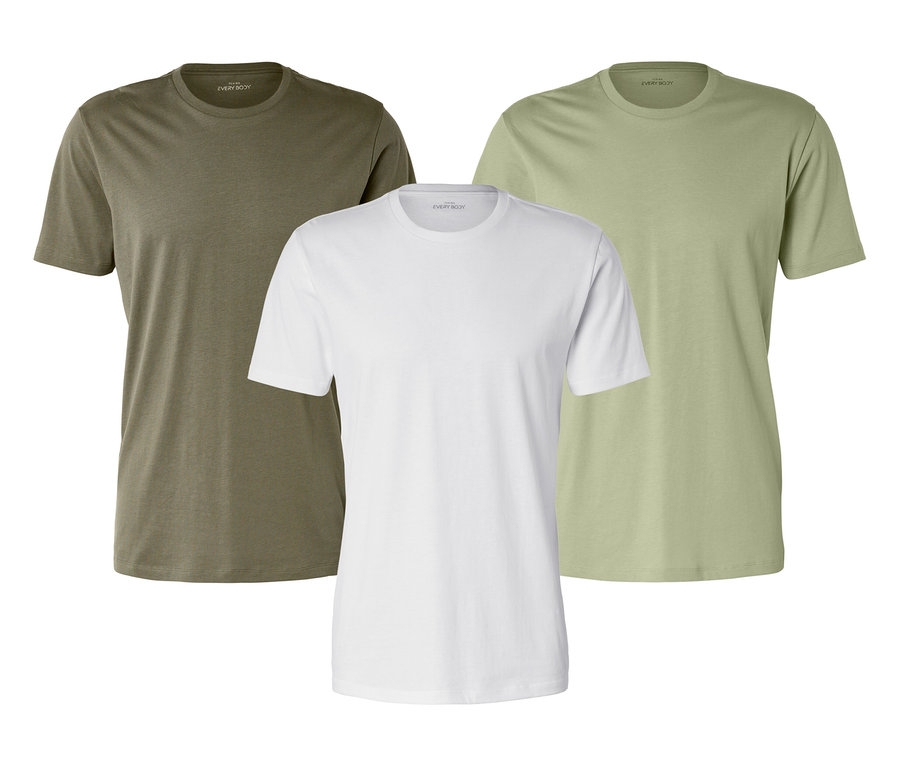 Trois t-shirts olive, blanc et vert clair sont côte à côte sur un fond blanc.