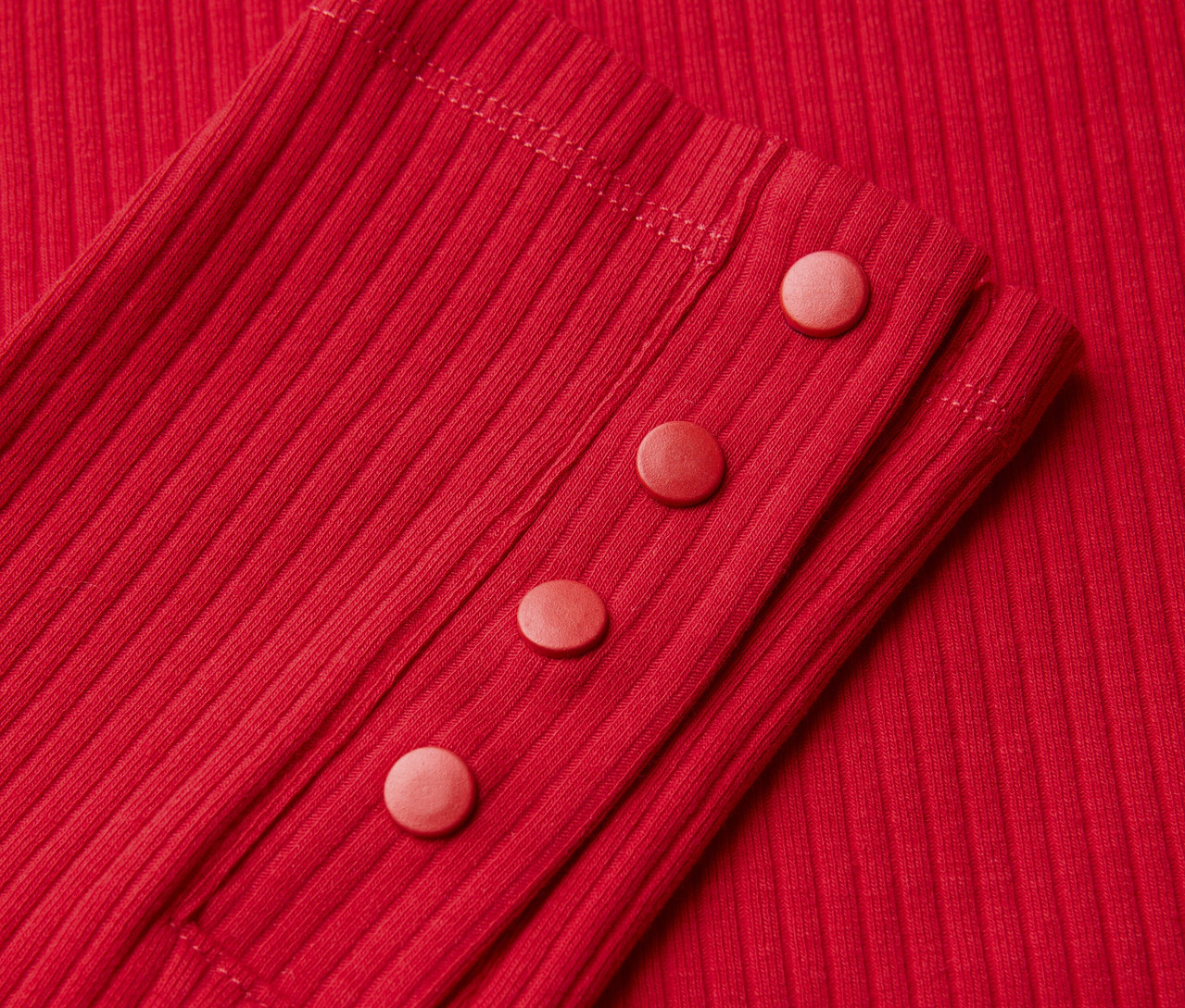 Gros plan d'un maillot côtelé Street One rouge avec des boutons.