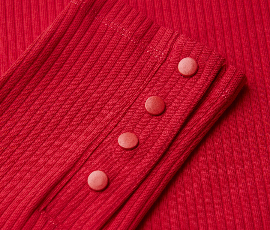 Gros plan d'un maillot côtelé Street One rouge avec des boutons.