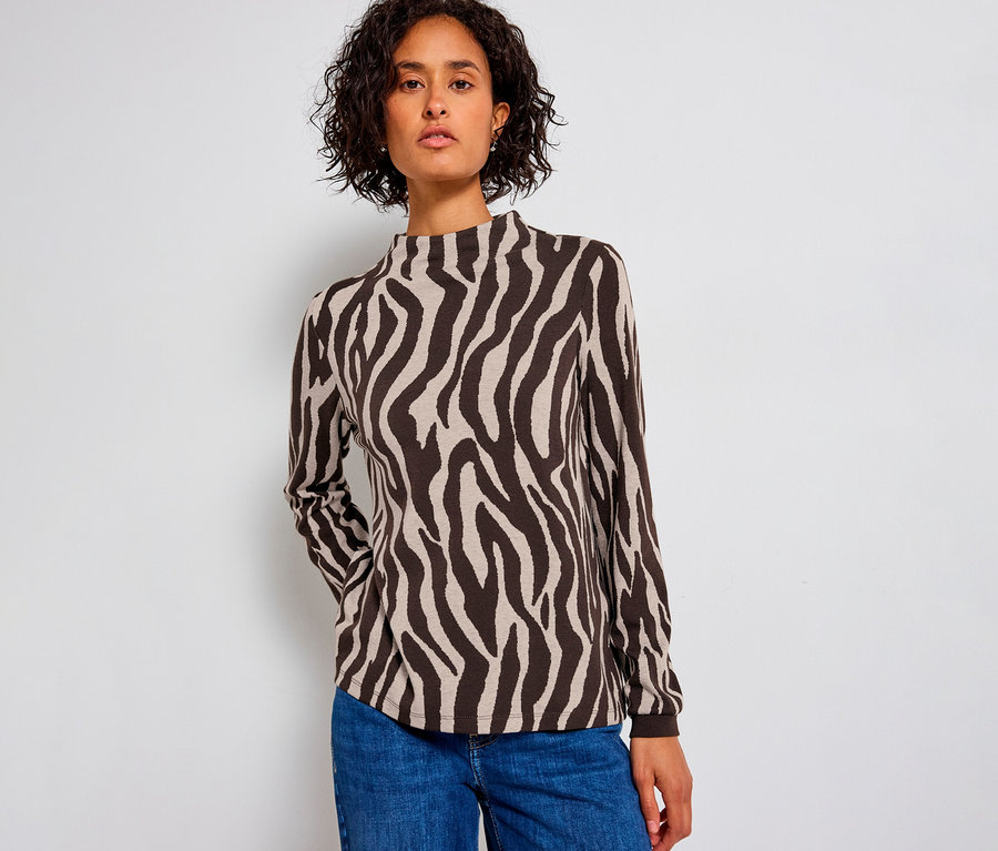 Femme portant un maillot en jacquard Street One à motif zébré et un jean bleu.