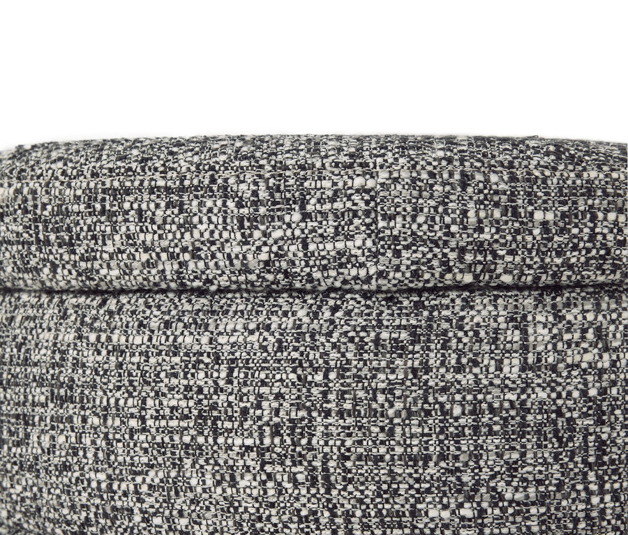 Gros plan sur un pouf à motifs noirs et blancs.