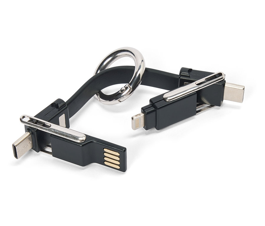Un câble USB noir avec différents connecteurs et un mousqueton argenté est posé sur un fond blanc.