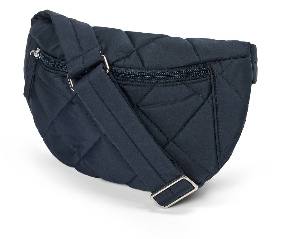 Gros plan d'un sac banane bleu marine matelassé avec des fermetures éclair argentées et une bandoulière réglable sur un fond blanc.