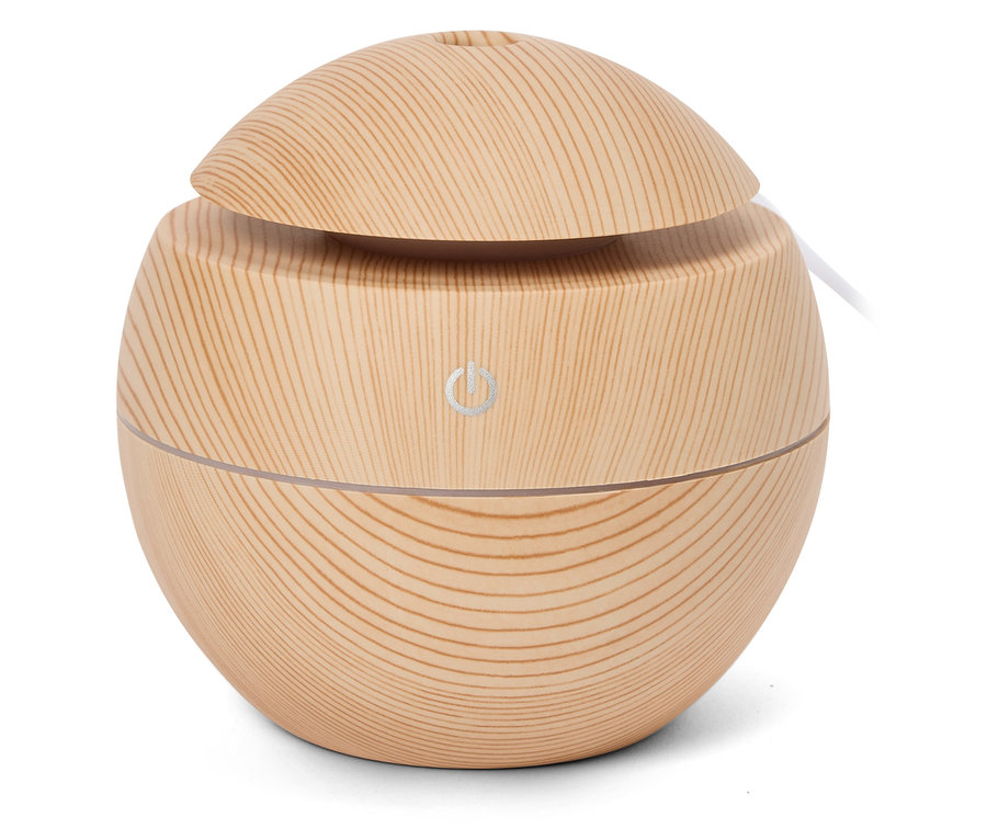 Un humidificateur d'air sphérique marron clair avec un grain de bois et un bouton d'alimentation argenté à l'avant.