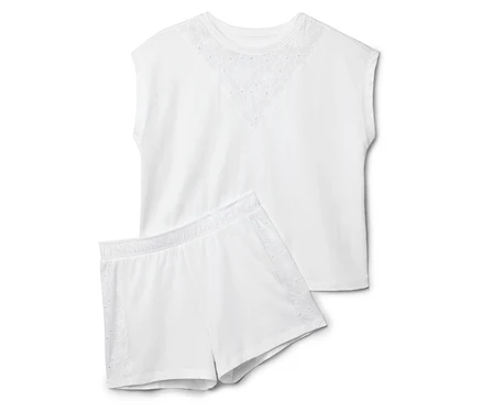 Ensemble de pyjama blanc composé d'un haut avec broderie anglaise et d'un short.