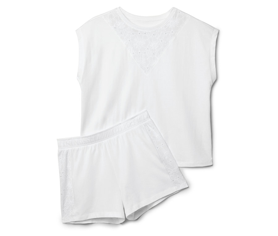 Ensemble de pyjama blanc composé d'un haut avec broderie anglaise et d'un short.