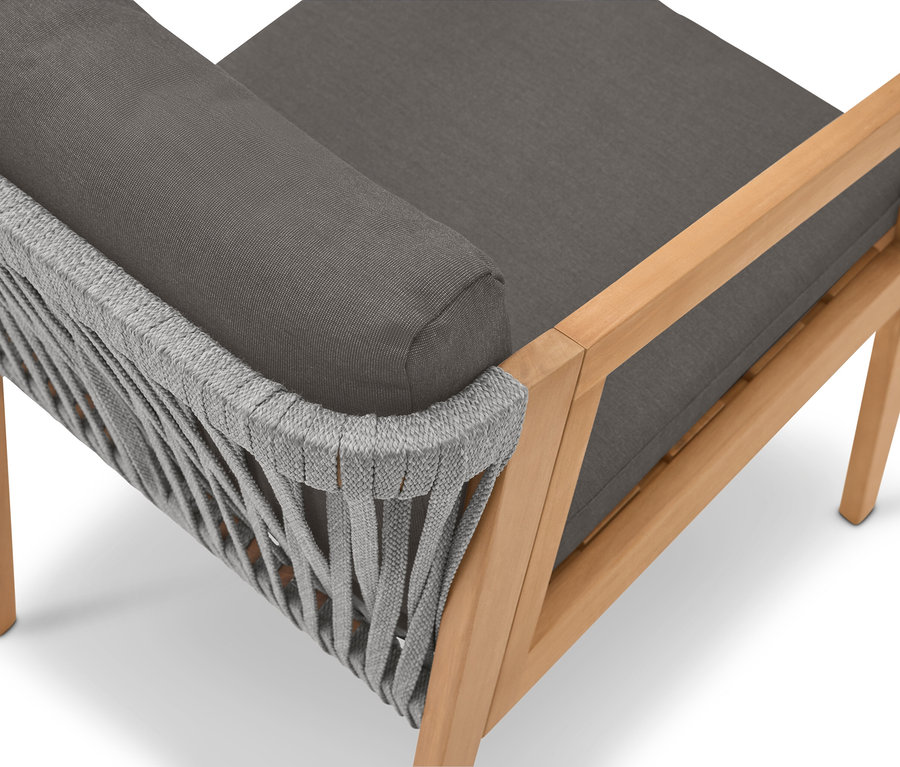 Gros plan d'un fauteuil avec un cadre en bois marron clair, des coussins gris et un revêtement en corde grise.
