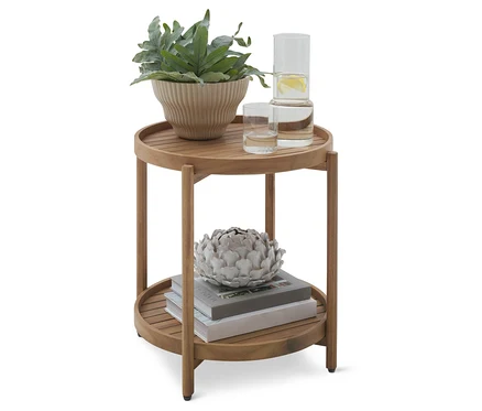 Table d'appoint en bois à deux niveaux avec plante, boissons et décor.