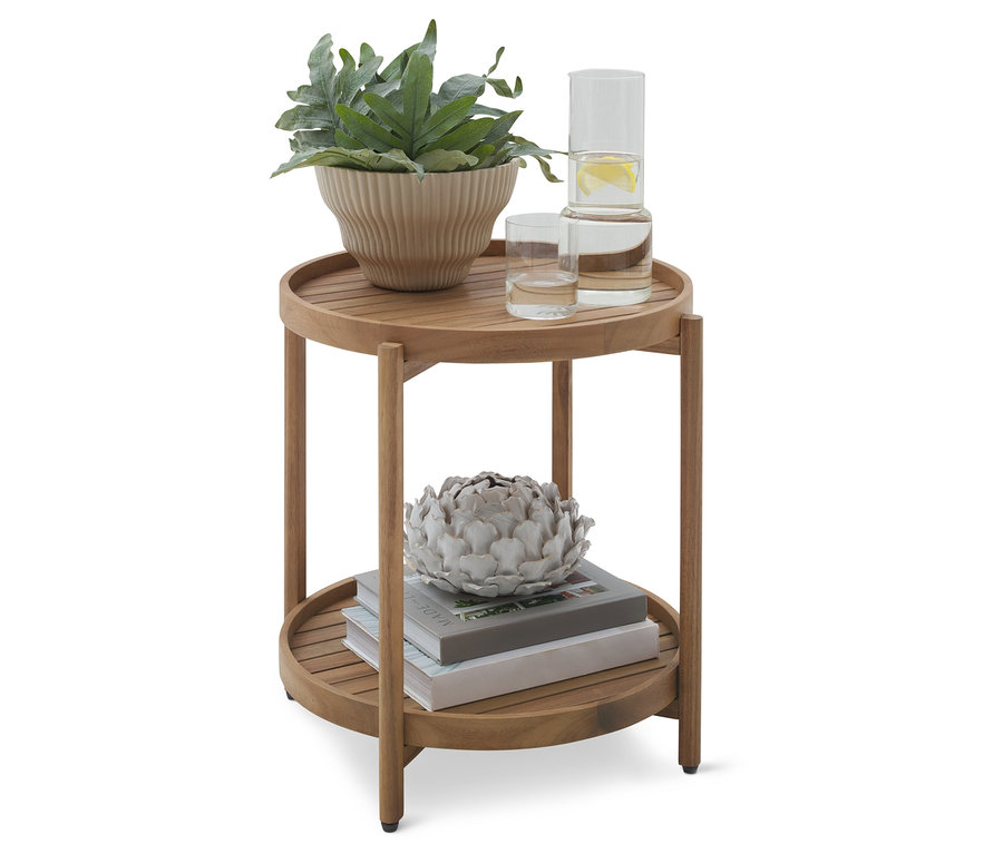 Table d'appoint en bois à deux niveaux avec plante, boissons et décor.