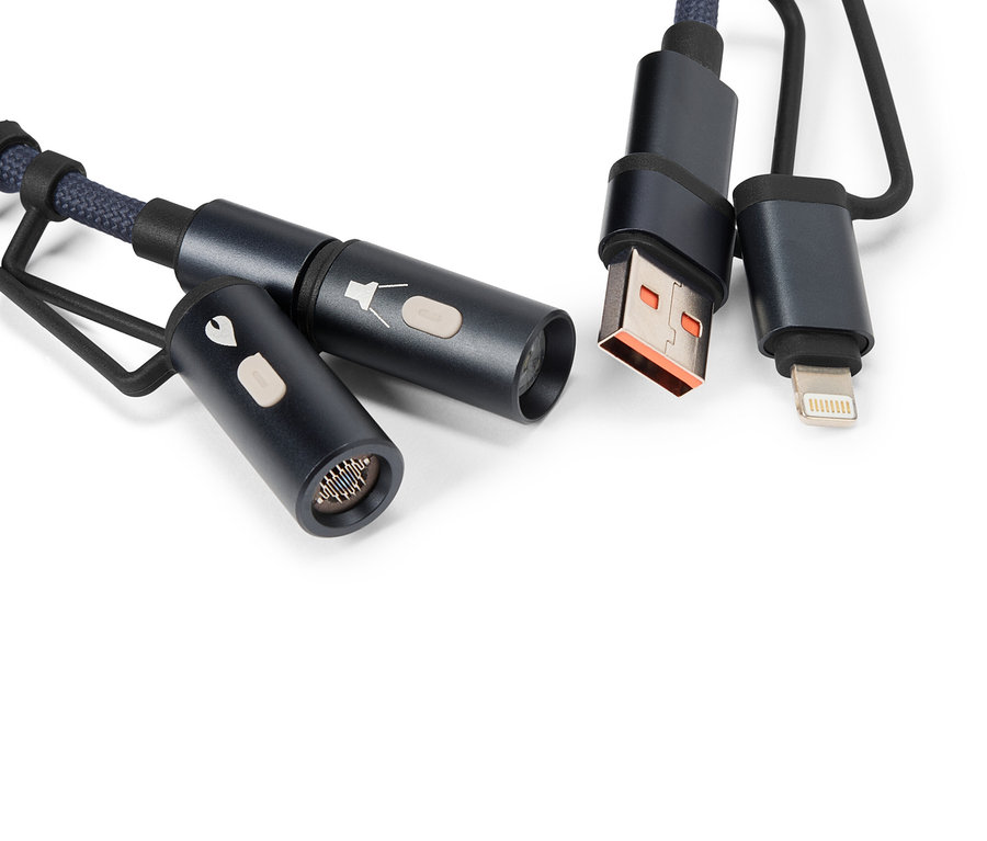 Gros plan d'un câble USB bleu avec des connecteurs USB, iPhone et microphone sur fond blanc.