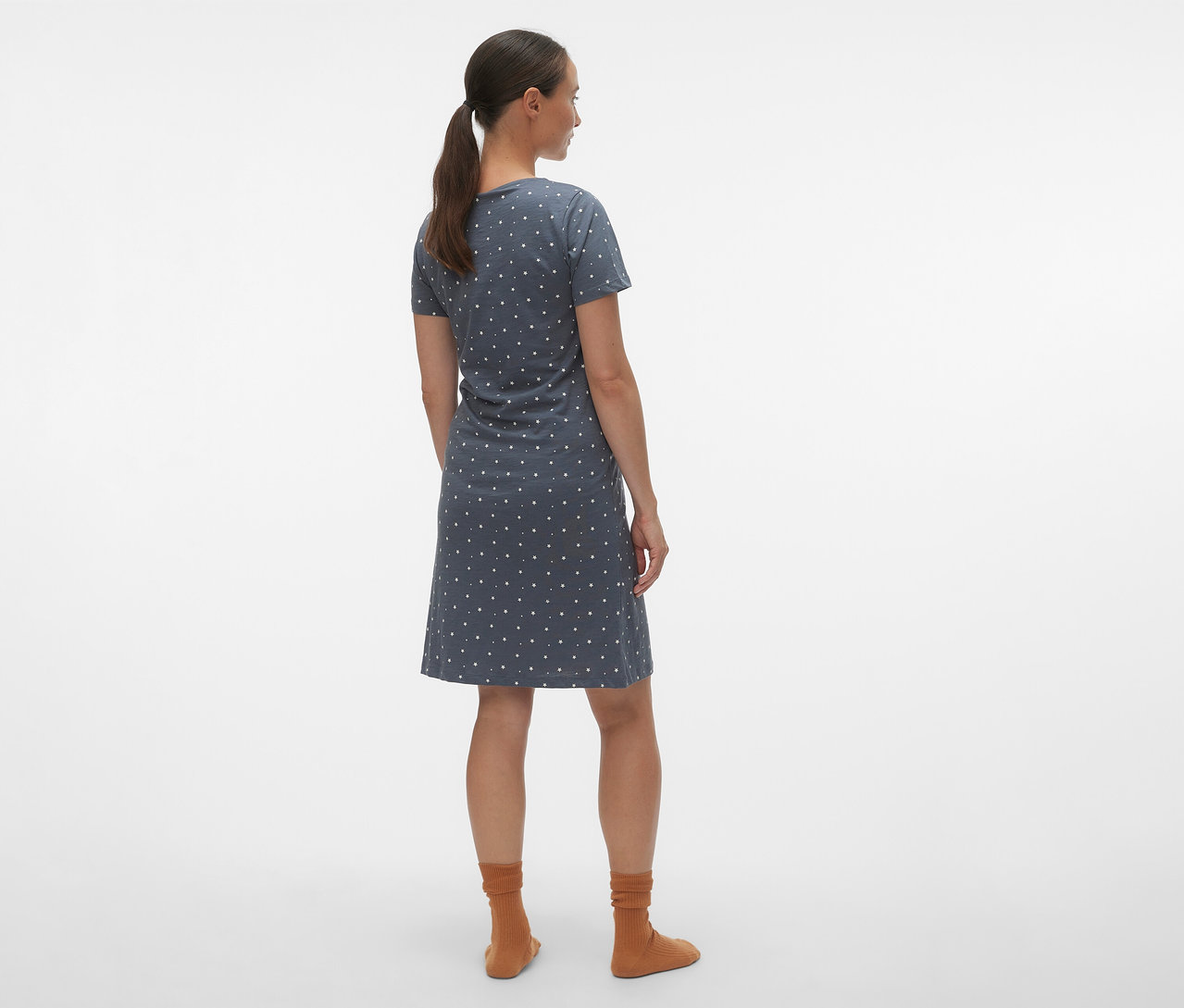 Femme vue de dos portant une chemise de nuit MAMALICIOUS « MLMIRA » à pois et des chaussettes marron.