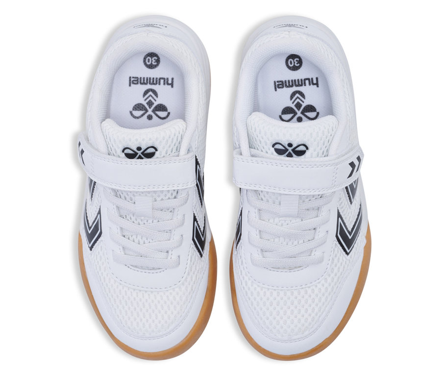 Vue de dessus d'une paire de chaussures blanches hummel® Multiplay Flex VC JR avec fermeture velcro et semelle marron.