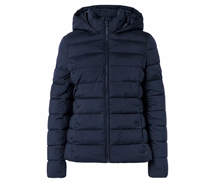 Une doudoune bleu marine matelassée avec capuche et fermeture éclair est visible sur fond blanc.