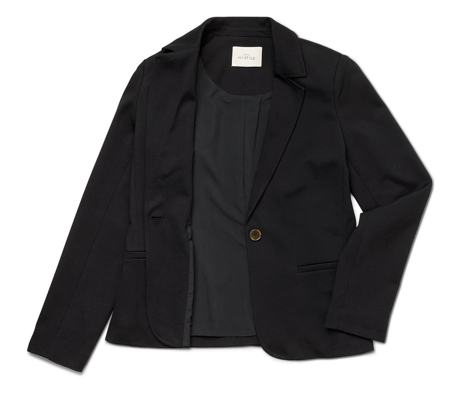Veste noire ouverte avec un bouton posée sur un fond blanc.