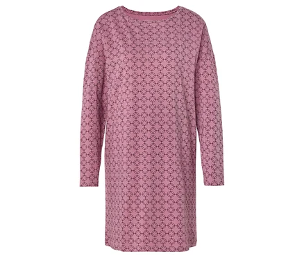 On voit une robe rose à manches longues avec un motif géométrique noir.