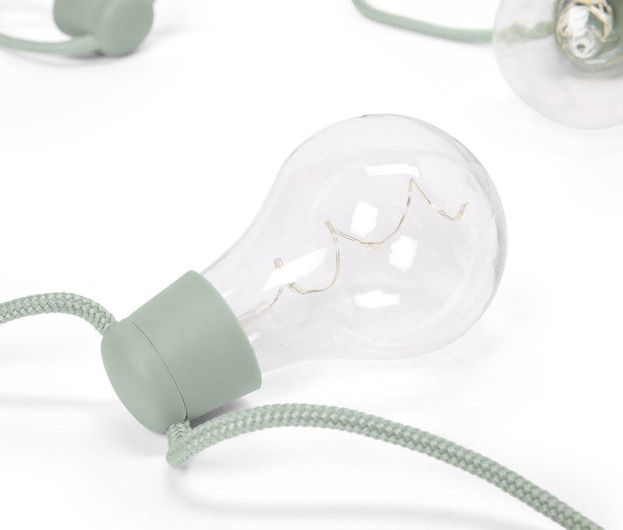 Gros plan d'ampoules décoratives avec des douilles vertes et des cordons en corde sur fond blanc.