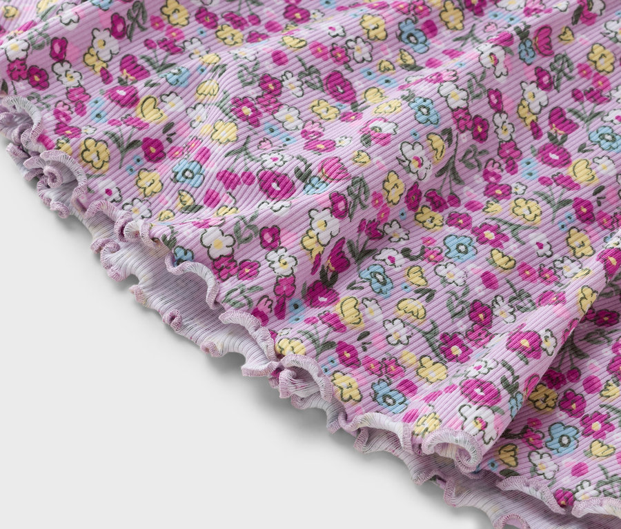 Gros plan d'un tissu violet côtelé avec un motif floral.