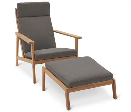 Un fauteuil gris avec un ottoman assorti sur fond blanc.