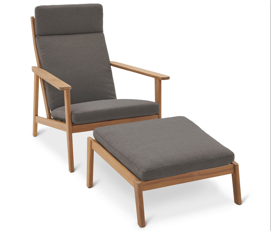 Un fauteuil gris avec un ottoman assorti sur fond blanc.